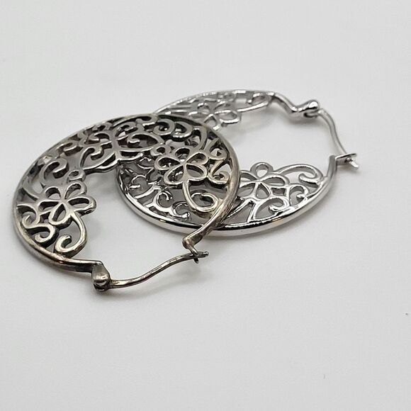 New WIthout Tags Silver Floral Hoop Fairy Earrings 1.25in - Picture 2 of 3